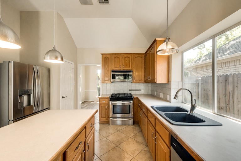Photo 2 of 33 - 913 Rolling Ridge Dr, Keller, TX 76248