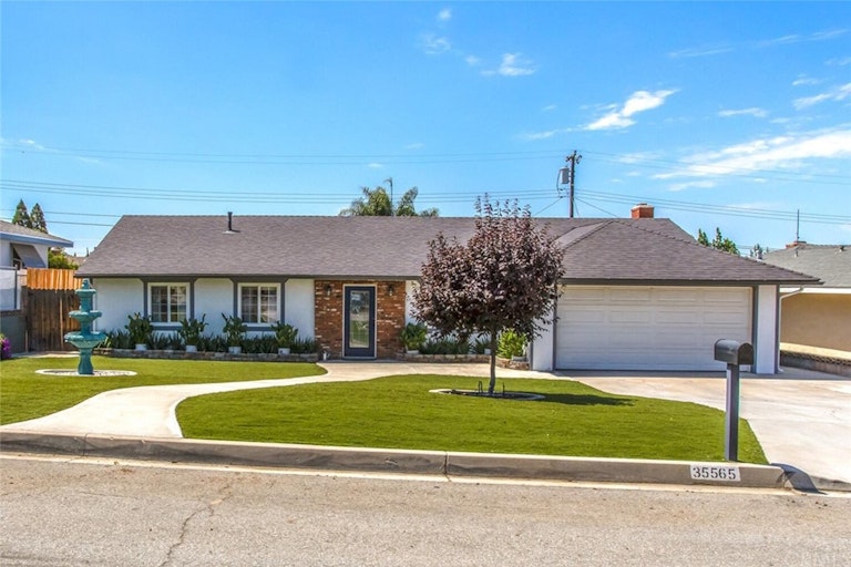 Photo 5 of 35 - 35565 Mountain View St, Yucaipa, CA 92399