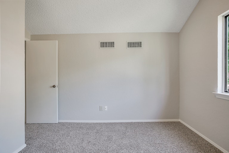 Photo 22 of 27 - 2316 Hollybush Ln, Bedford, TX 76021