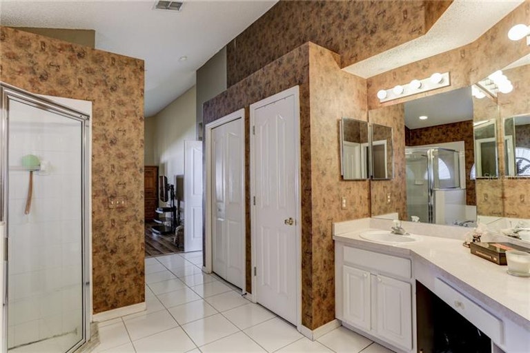 Photo 11 of 25 - 13733 Antler Point Dr, Tampa, FL 33626