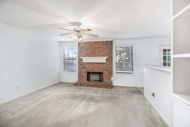 Photo 11 of 17 - 8613 Mapletwist St, Houston, TX 77083