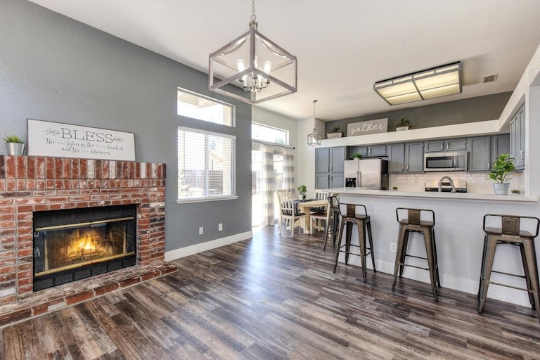 Photo 13 of 40 - 8372 Vintage Park Dr, Sacramento, CA 95828