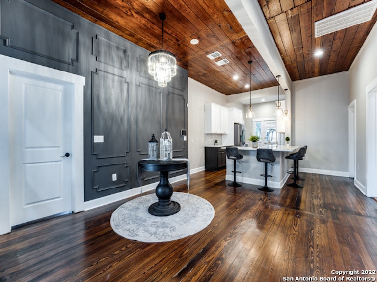 Photo 8 of 32 - 1139 S Saint Marys St, San Antonio, TX 78210