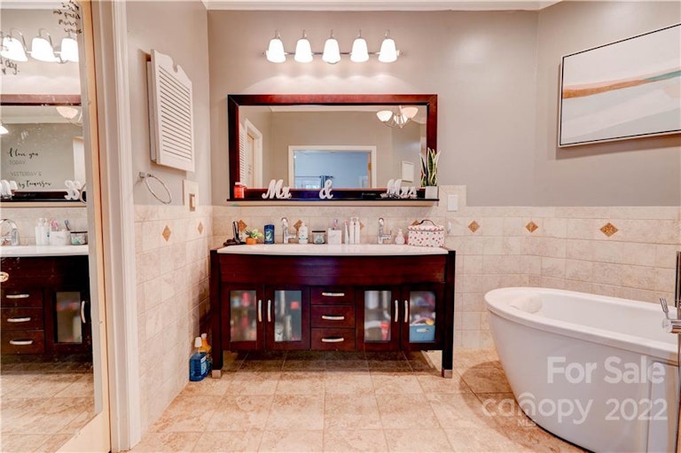 Photo 10 of 32 - 103 Medallion Ct, Gastonia, NC 28056