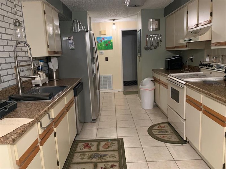 Photo 10 of 39 - 511 Cedar Grove Dr, Brandon, FL 33511
