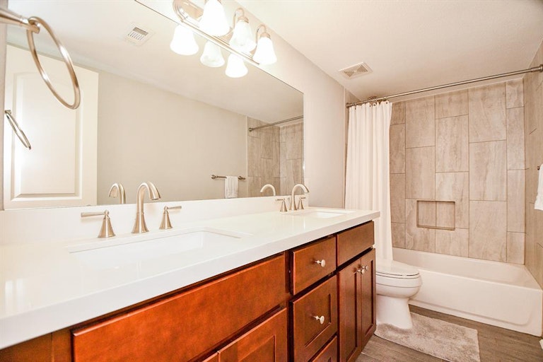 Photo 31 of 49 - 5402 Rutherglenn Dr, Houston, TX 77096