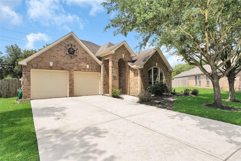 Photo 2 of 20 - 5414 Cunningham Ln, Rosenberg, TX 77471