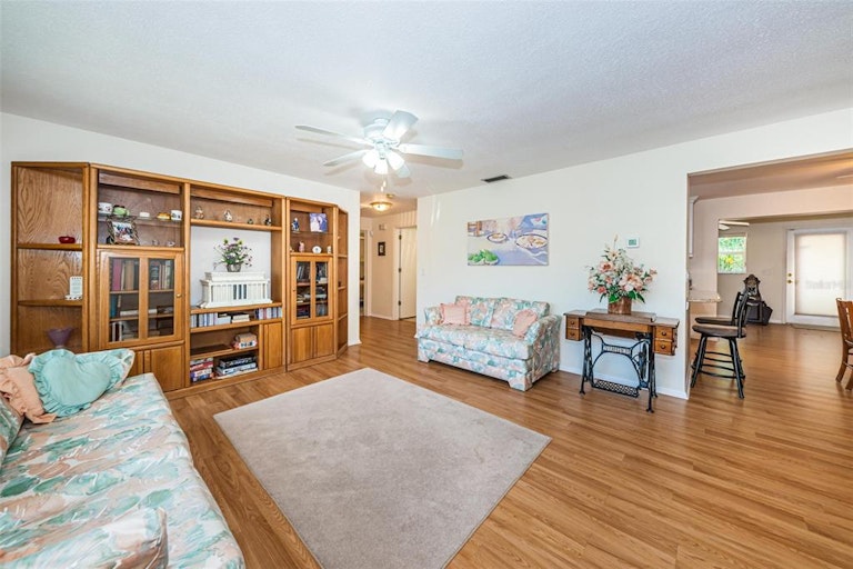 Photo 2 of 31 - 1432 Temple St, Clearwater, FL 33756