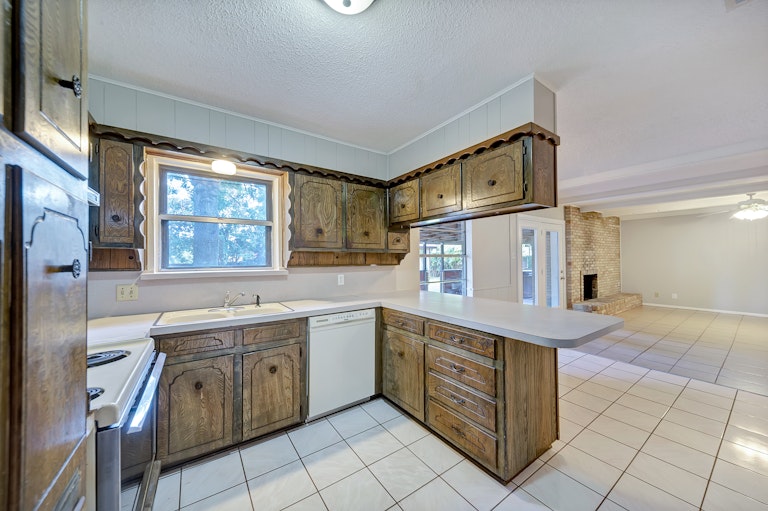 Photo 2 of 29 - 7344 Laurie Dr, Fort Worth, TX 76112