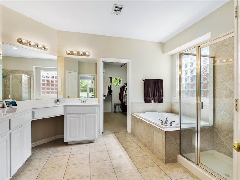 Photo 23 of 40 - 6916 Canyon Springs Rd, Fort Worth, TX 76132