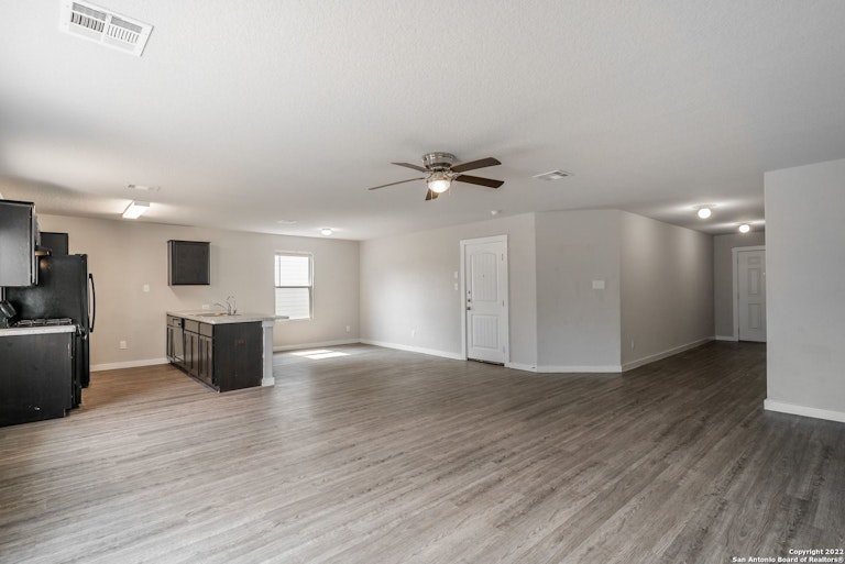 Photo 5 of 36 - 5931 Tina Park, San Antonio, TX 78242
