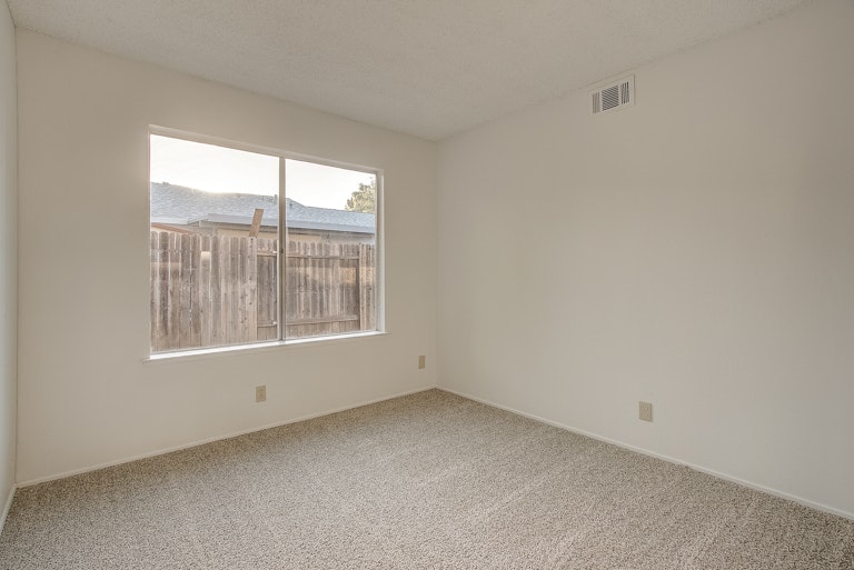Photo 17 of 29 - 7063 Woodmore Oaks Dr, Citrus Heights, CA 95610