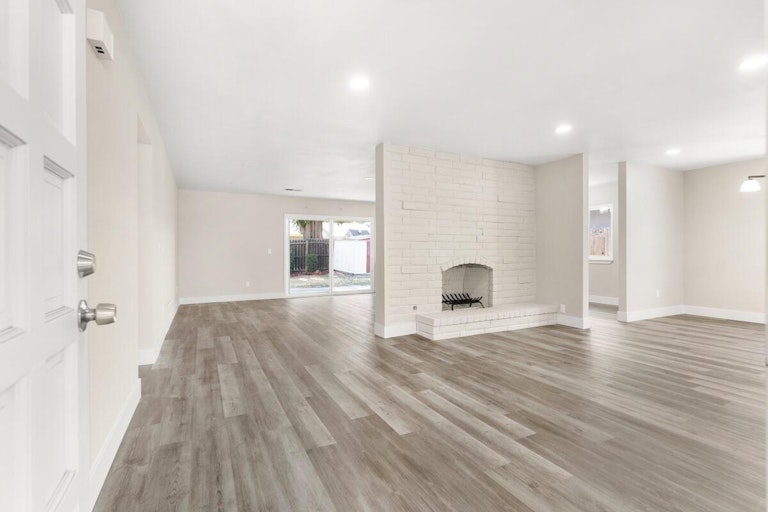 Photo 4 of 27 - 1723 Midway Dr, Woodland, CA 95695
