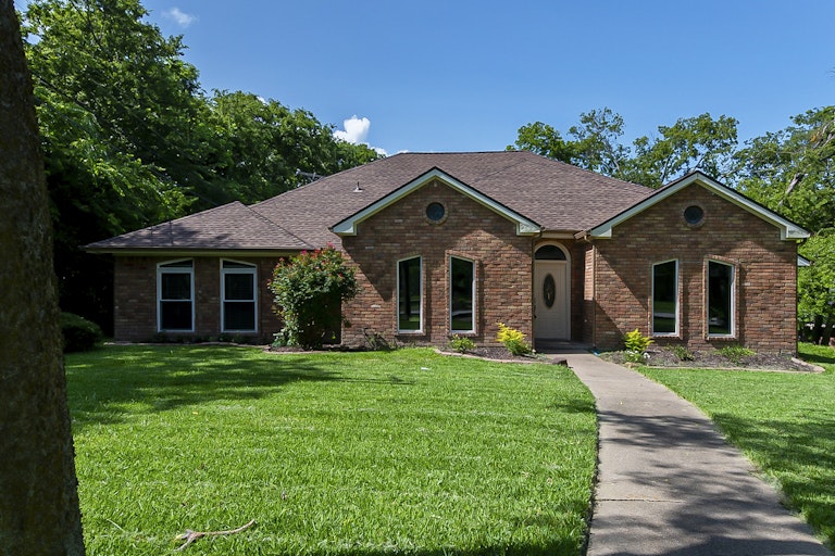 Photo 1 of 26 - 601 Butler Cir, Wylie, TX 75098