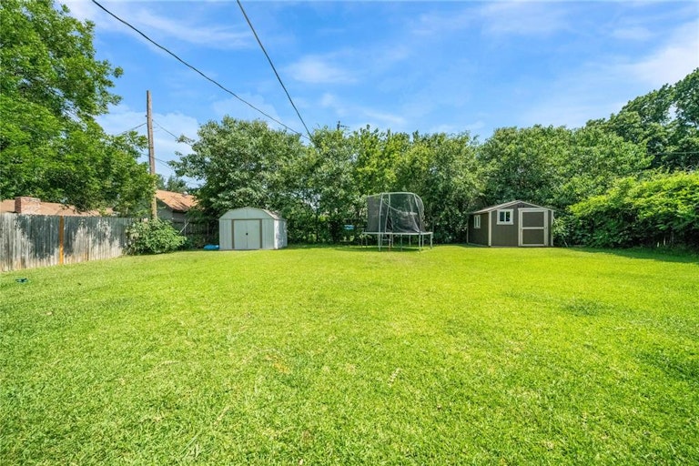 Photo 4 of 23 - 7624 Evergreen Rd, Richland Hills, TX 76118