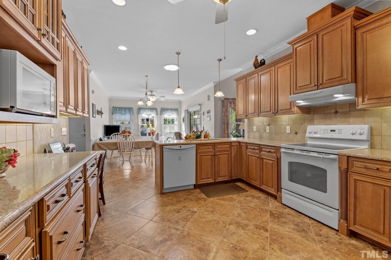 Photo 8 of 40 - 6103 Valentine St, Zebulon, NC 27597