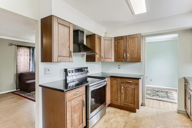 Photo 9 of 30 - 1291 Eagle St, Aurora, CO 80011