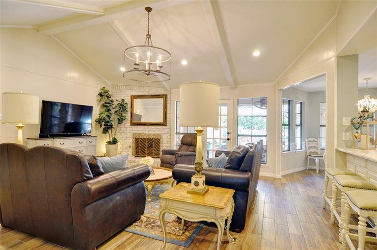 Photo 9 of 39 - 3807 S Shadycreek Dr, Arlington, TX 76013