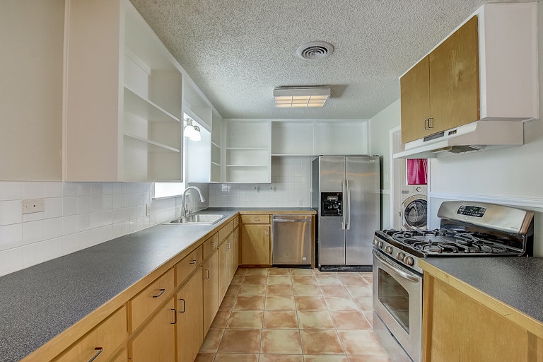 Photo 4 of 39 - 2313 Devonshire Dr, Austin, TX 78723