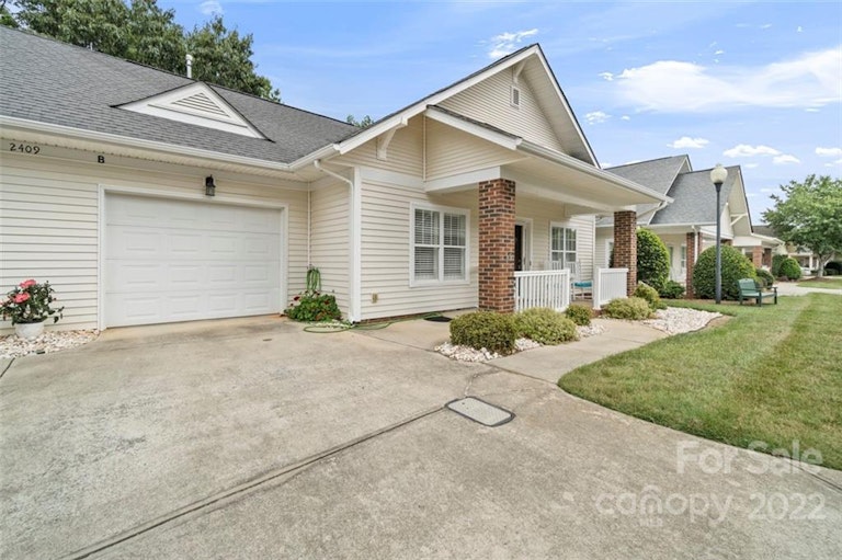 Photo 3 of 39 - 2409 Granville Pl, Monroe, NC 28110