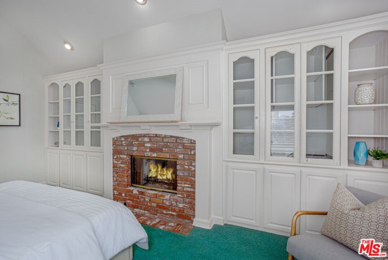 Photo 15 of 32 - 123 N Loreta Walk, Long Beach, CA 90803