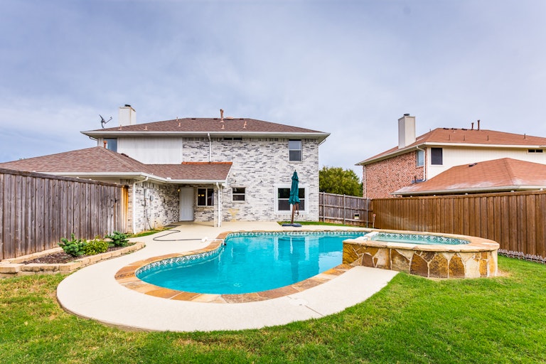 Photo 30 of 31 - 900 Heritage Pkwy S, Allen, TX 75002