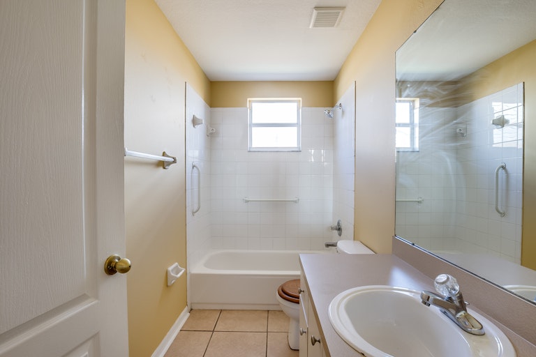 Photo 9 of 11 - 24620 Laurel Ridge Dr, Lutz, FL 33559