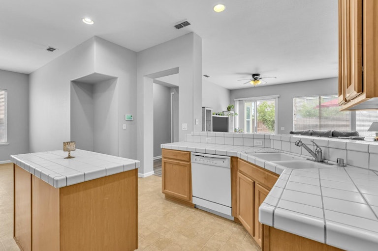 Photo 15 of 55 - 7831 Lahontan Ct, Sacramento, CA 95829