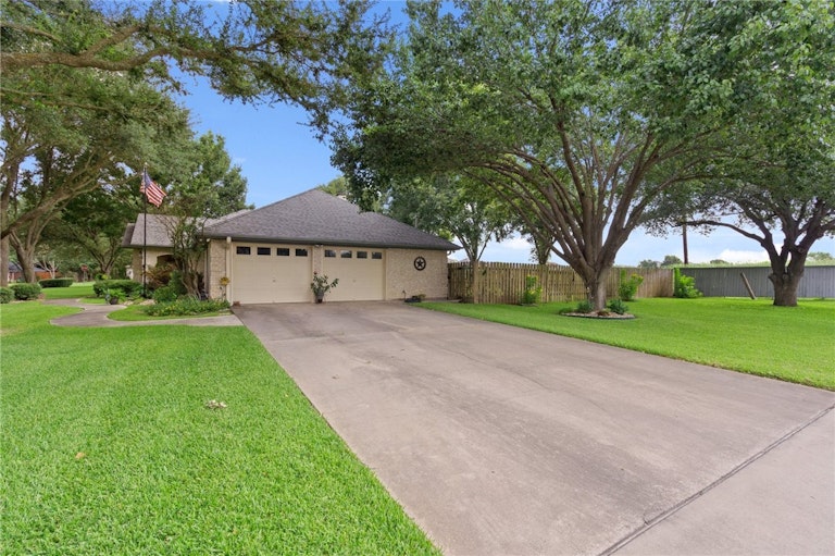 Photo 12 of 33 - 4000 Timbercrest Dr, Taylor, TX 76574