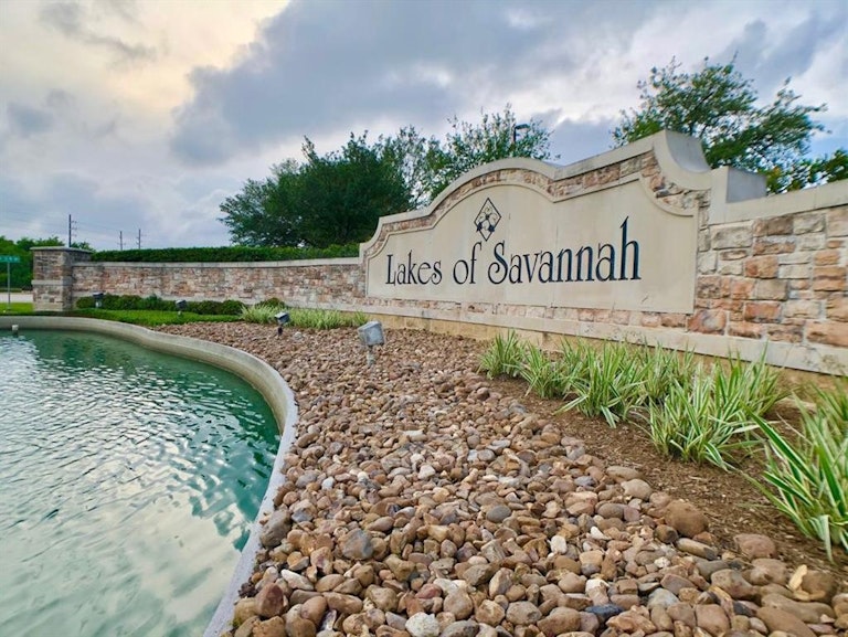 Photo 3 of 16 - 4322 Redford Valley Rd, Rosharon, TX 77583