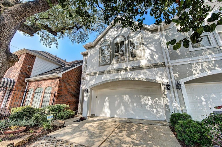 Photo 2 of 33 - 2405 McDuffie St, Houston, TX 77019