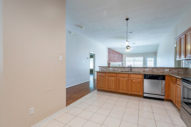 Photo 12 of 26 - 3839 Canton Dr, Pearland, TX 77584