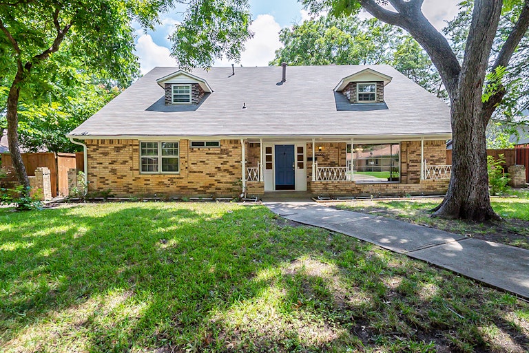 Photo 1 of 25 - 6222 Autumn Woods Trl, Dallas, TX 75232