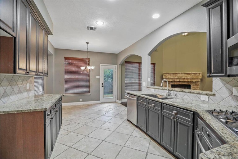Photo 11 of 38 - 2921 Pioneer Park Dr, Flower Mound, TX 75022
