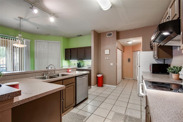Photo 9 of 25 - 5035 Sunridge Palms Dr #102, Tampa, FL 33617