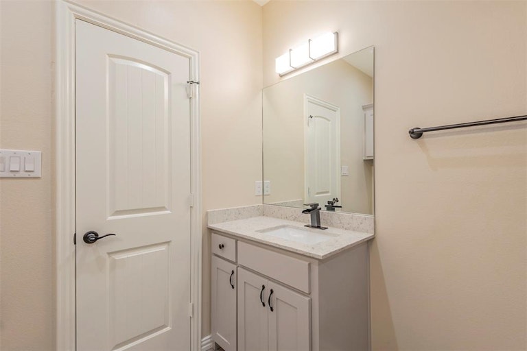 Photo 21 of 33 - 4165 Doyle Ln, Lancaster, TX 75134