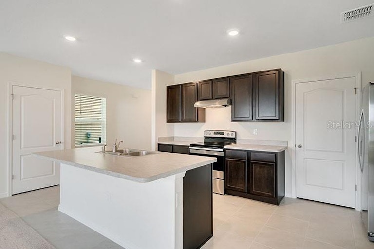 Photo 3 of 19 - 2585 Shamrock St, Tavares, FL 32778