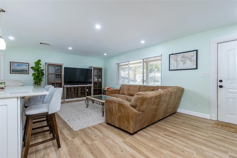 Photo 7 of 33 - 923 Phyllis Ave, Largo, FL 33771