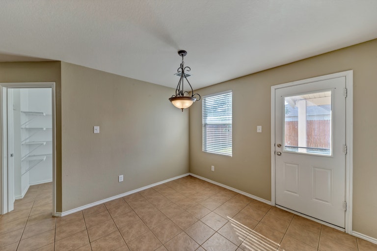 Photo 10 of 34 - 4516 Willow Rock Ln, Fort Worth, TX 76244
