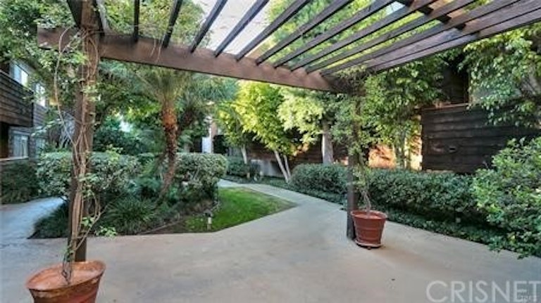 Photo 3 of 25 - 5349 Newcastle Ave #66, Encino, CA 91316