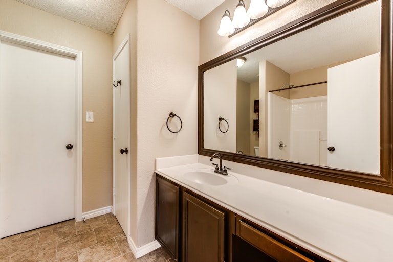 Photo 15 of 25 - 10612 Towerwood Dr, Fort Worth, TX 76140