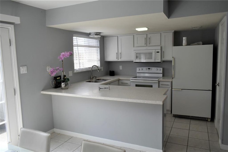 Photo 2 of 23 - 10018 Knoboak Dr #13, Houston, TX 77080