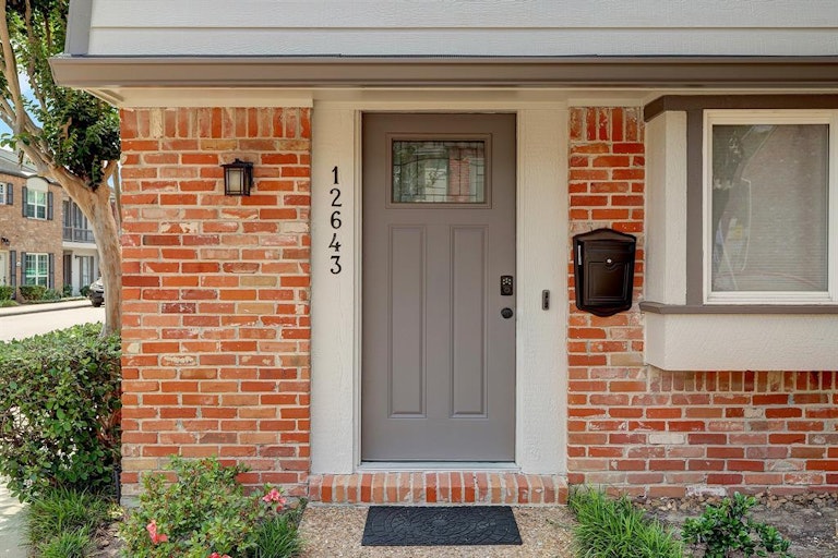 Photo 7 of 42 - 12643 Rip Van Winkle Dr, Houston, TX 77024