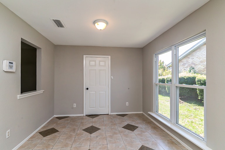 Photo 10 of 23 - 638 Michael Dr, Grand Prairie, TX 75052