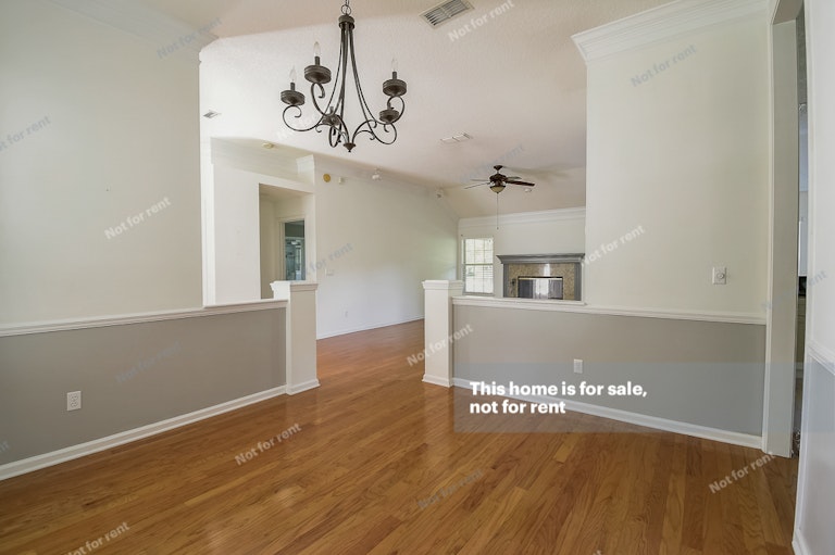 Photo 21 of 36 - 8560 Walden Glen Dr, Jacksonville, FL 32256