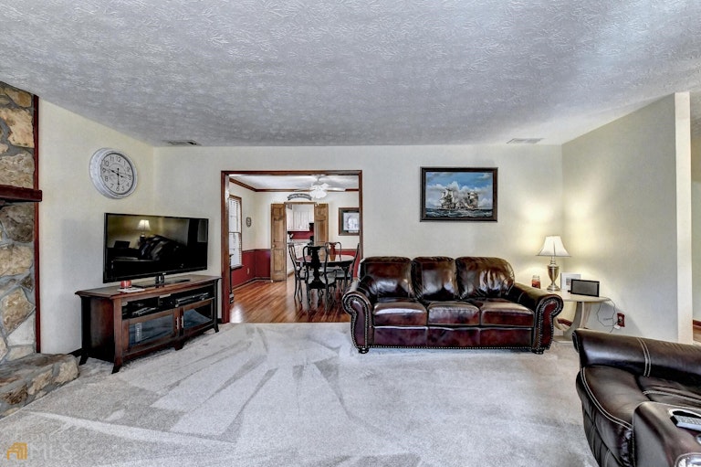 Photo 10 of 47 - 658 Shiloh Ct, Lawrenceville, GA 30044
