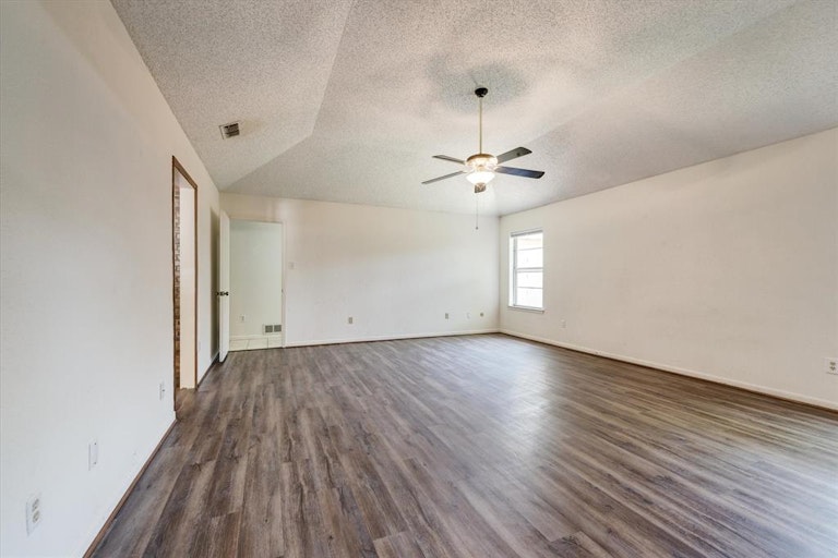 Photo 29 of 40 - 312 Greenbriar Ln, Colleyville, TX 76034