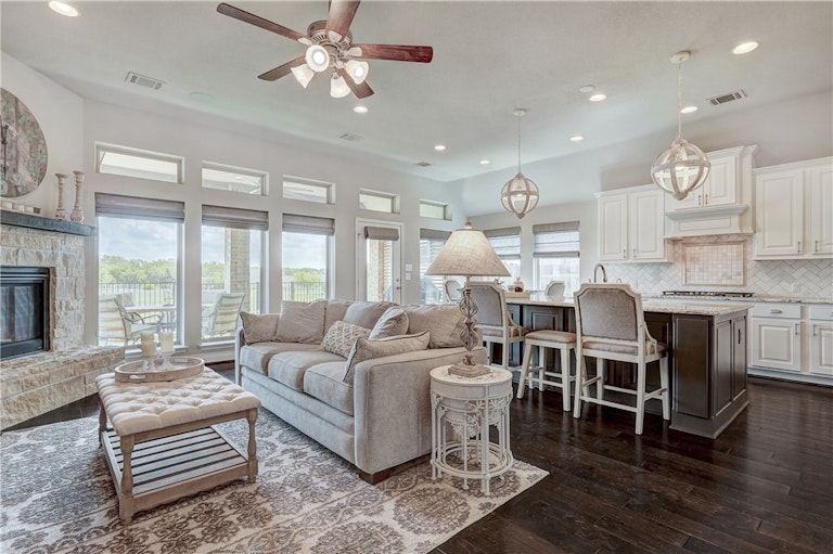Photo 13 of 40 - 313 La Grotta Ln, Georgetown, TX 78628