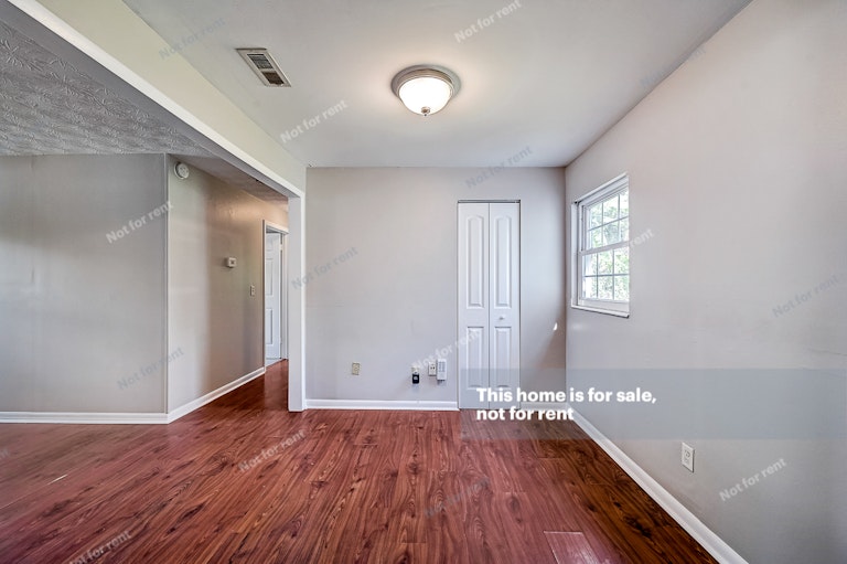 Photo 16 of 32 - 10720 Kuralei Dr, Jacksonville, FL 32246