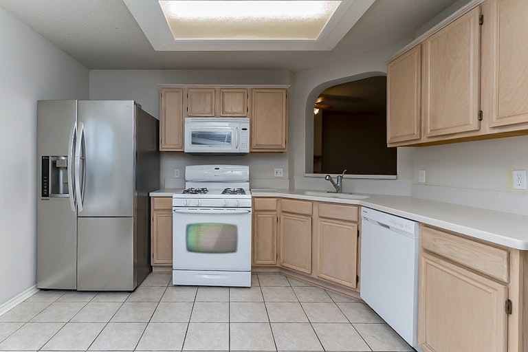 Photo 4 of 20 - 1028 Essex Dr, Cedar Hill, TX 75104